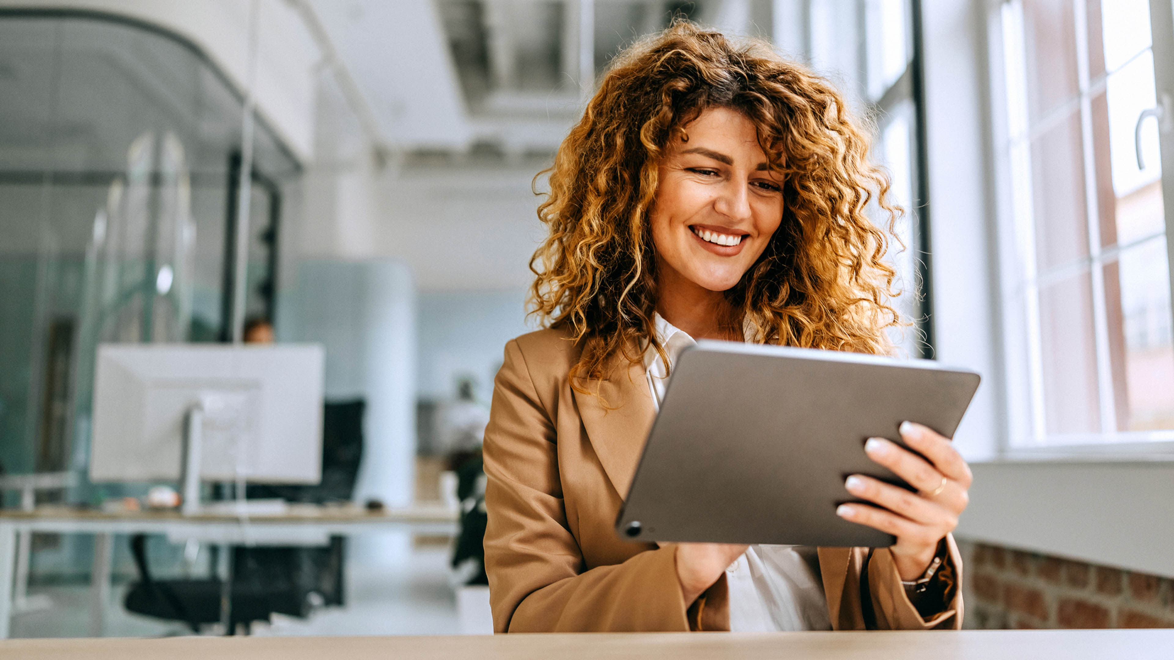 1920X1080_GettyImages-1474998524 Happy couple holding phone looking at laptop