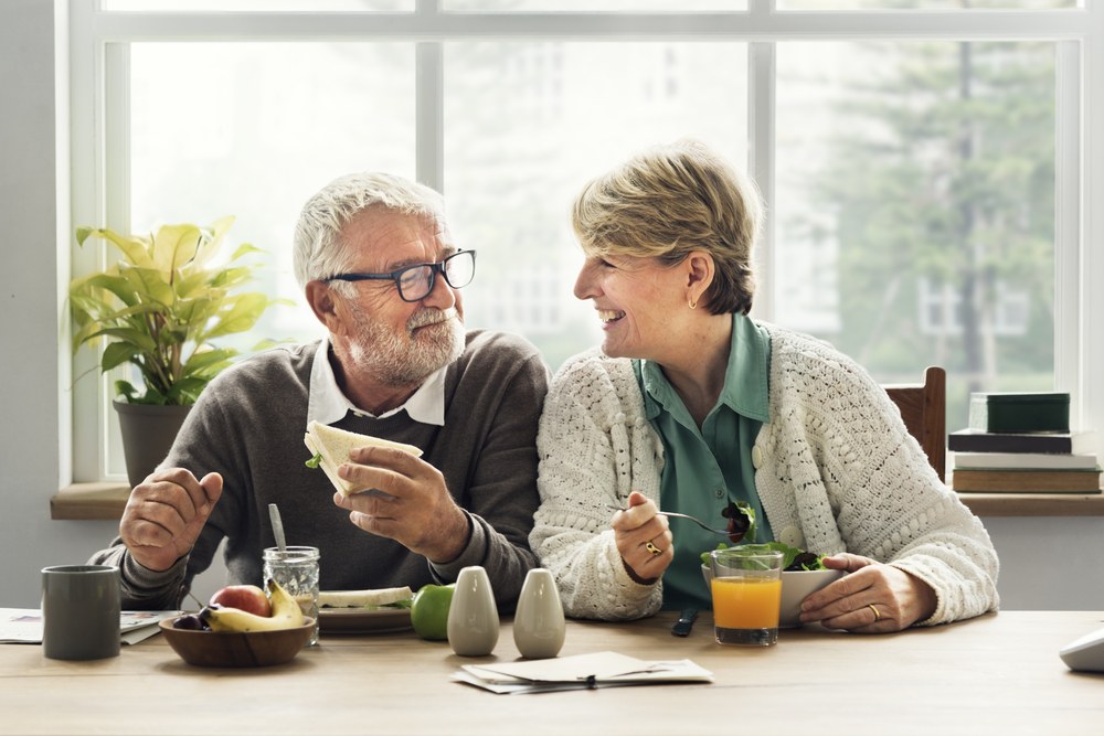 Couple eating lunch