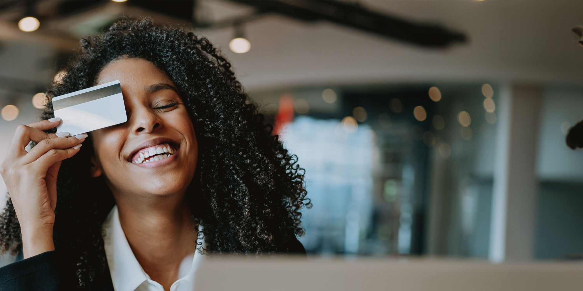 LandingPage_NewCC_2000x1200 Happy woman with Visa card